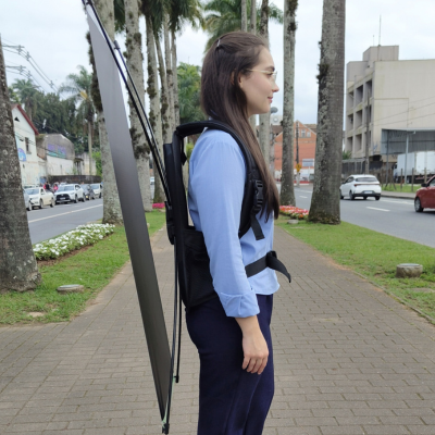 Pessoa usando a Mochila Banner X sendo vista de lado.